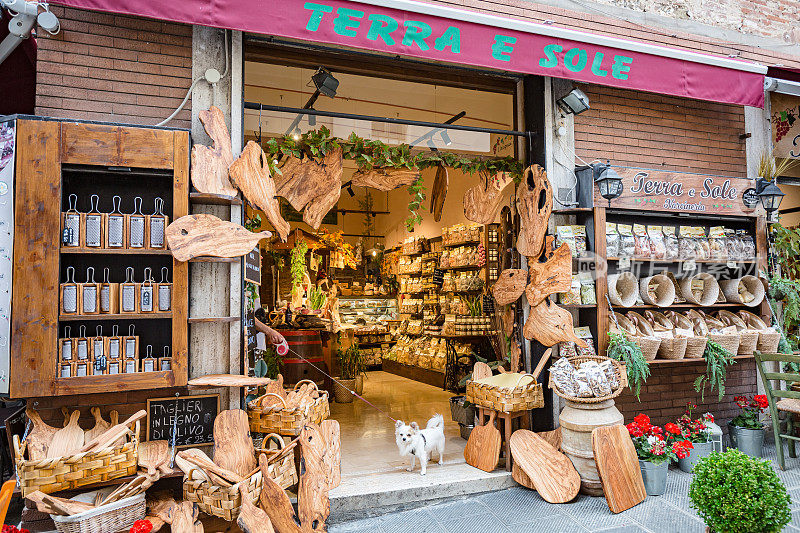 意大利，卡斯蒂廖内德拉戈:城市景观。杂货店Terra e Sole。行走的历史狭窄街道